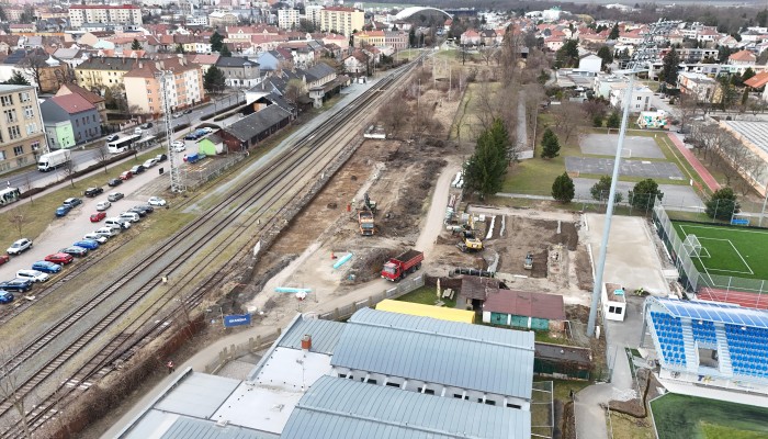 Parkoviště - fotbalový stadion za místním nádražím