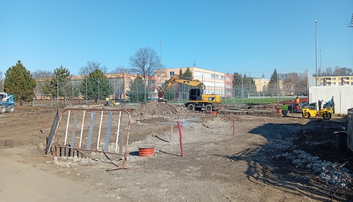 Parkoviště - fotbalový stadion za místním nádražím