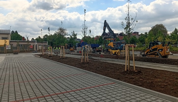 Parkoviště - fotbalový stadion za místním nádražím