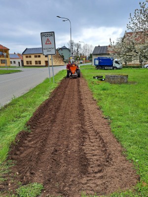 duben 2023 - strojová výsadba lilií ve Vrahovicích