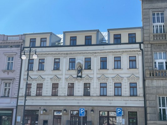 druhá dekáda května 2024 - lešení ze strany náměstí sundáno