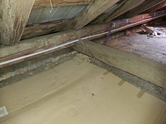 stav podkroví před rekonstrukcí