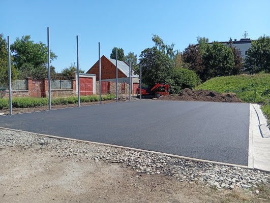 třetí dekáda června 2026 - vyasfaltování hřiště