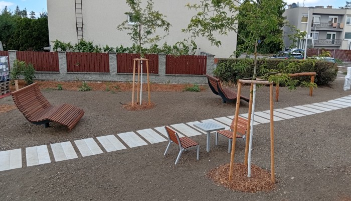 Rekonstrukce hřiště na ulici Foerstrova - relaxační zóna se sportovními prvky