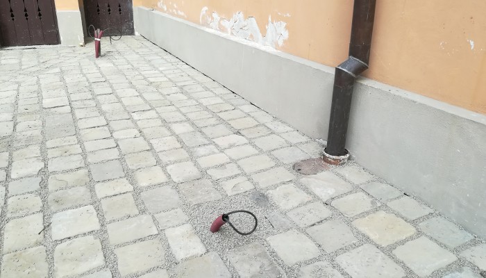 Zádlažba nádvoří zámku