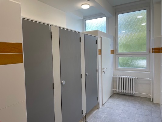 původní stav toalet na ZŠ dr. Horáka pavilon F