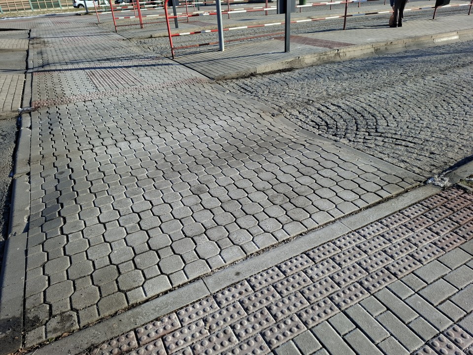 Zastávky u nemocnice - stavební úpravy poškozených povrchů zastávek a chodníků