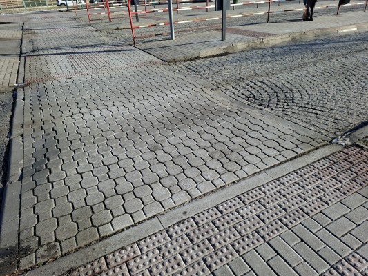 Zastávky u nemocnice - stavební úpravy poškozených povrchů zastávek a chodníků