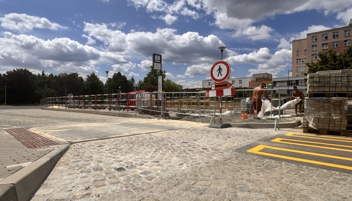 Zastávky u nemocnice - stavební úpravy poškozených povrchů zastávek a chodníků