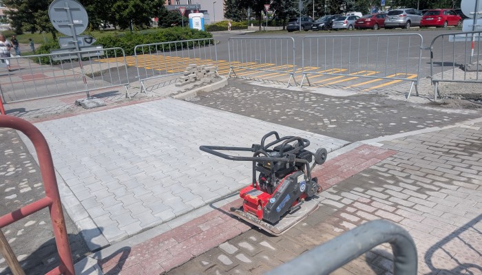 Zastávky u nemocnice - stavební úpravy poškozených povrchů zastávek a chodníků