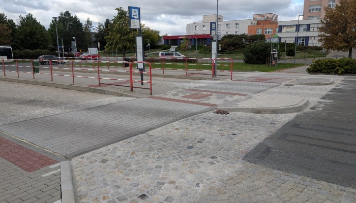 Zastávky u nemocnice - stavební úpravy poškozených povrchů zastávek a chodníků