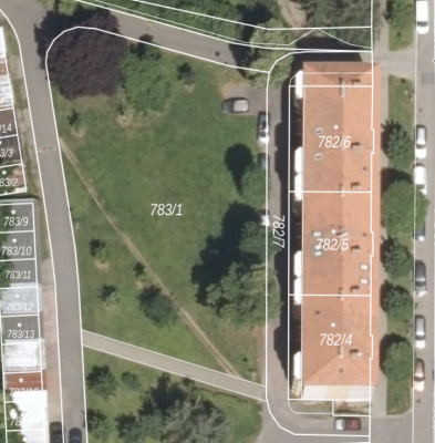 Zpevnění vyšlapané cesty za bytovými domy J. B. Pecky 3-7