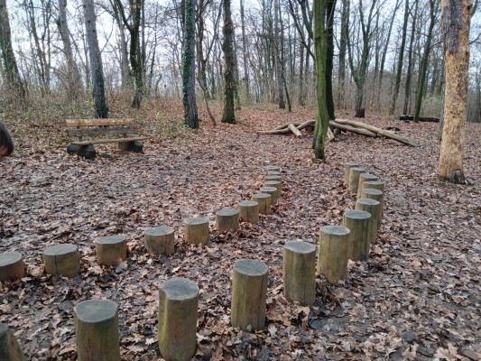 Rozšíření venkovních dřevěných hracích prvků pro děti v biokoridoru Hloučela